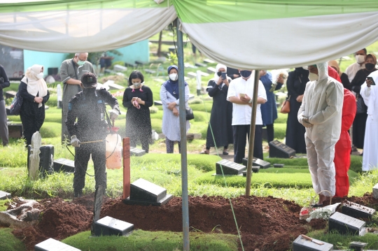 Suasana Pemakaman Jenazah Rina Gunawan dengan Protokol Kesehatan