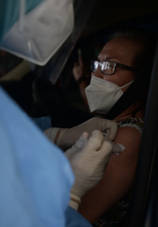Melihat Vaksinasi Covid-19 Drive Thru untuk Lansia di Kemayoran