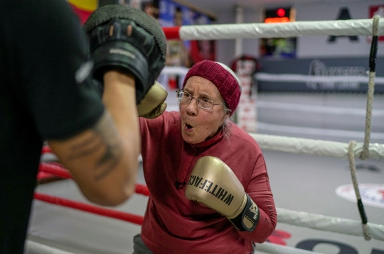 Semangat Nenek 75 Tahun Perangi Penyakit Parkinson Lewat Tinju