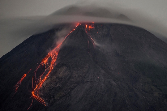 Gunung Merapi Puluhan Kali Luncurkan Lava Pijar