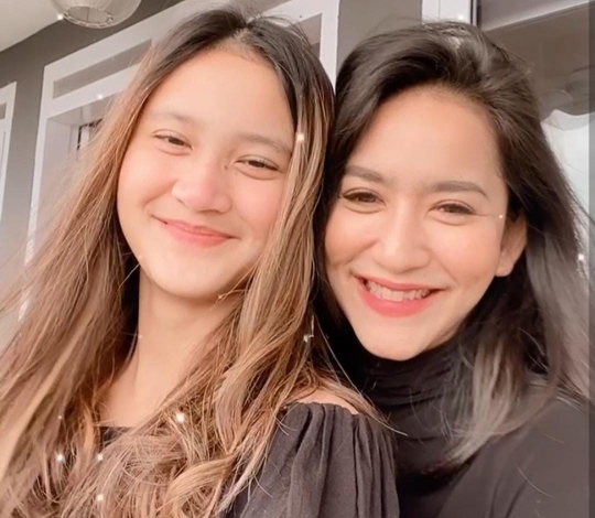 Tak Seperti Ibu-Anak, Pose Risma Nilawati dan Leya Anaknya Curi Perhatian