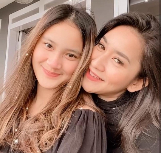 Tak Seperti Ibu-Anak, Pose Risma Nilawati dan Leya Anaknya Curi Perhatian