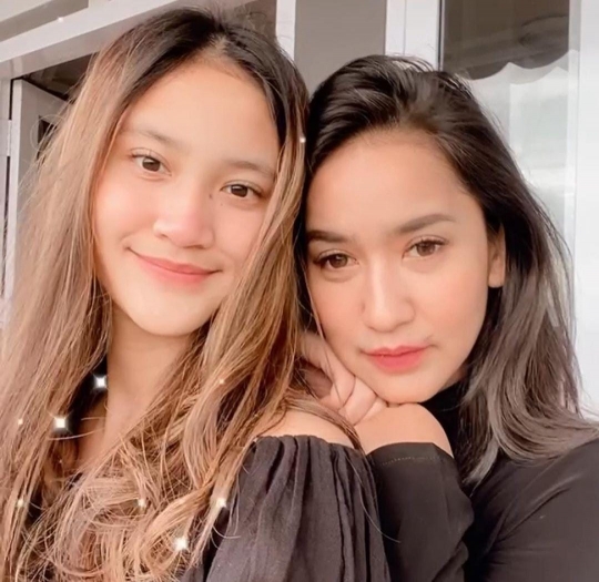 Tak Seperti Ibu-Anak, Pose Risma Nilawati dan Leya Anaknya Curi Perhatian