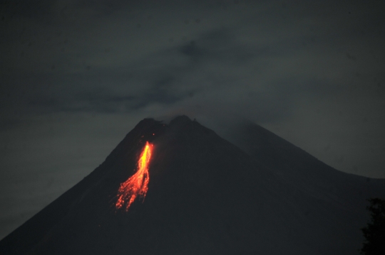 Penampakan Luncuran Lava Pijar Gunung Merapi