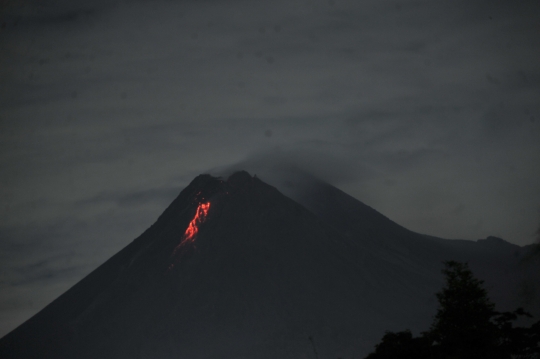 Penampakan Luncuran Lava Pijar Gunung Merapi