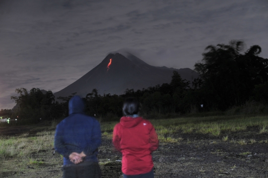 Penampakan Luncuran Lava Pijar Gunung Merapi