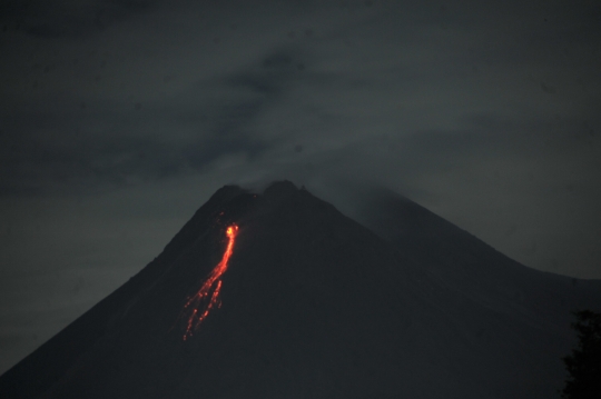 Penampakan Luncuran Lava Pijar Gunung Merapi