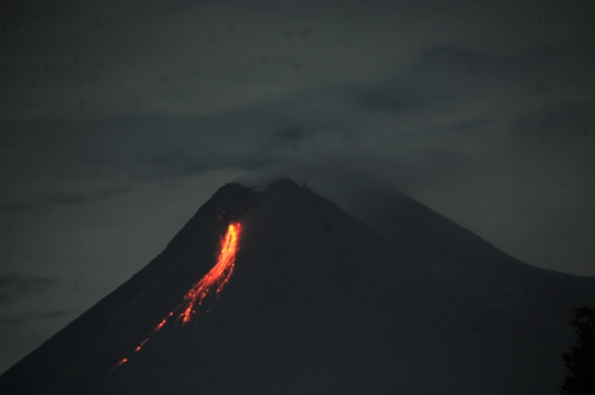 Penampakan Luncuran Lava Pijar Gunung Merapi