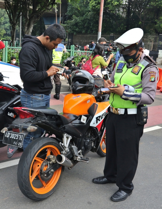 Polisi Jaring Pengendara Berknalpot Bising di Kawasan Monas