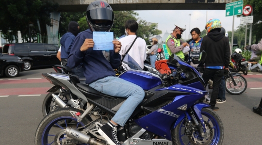 Polisi Jaring Pengendara Berknalpot Bising di Kawasan Monas