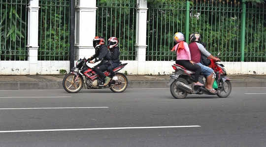 Polisi Jaring Pengendara Berknalpot Bising di Kawasan Monas