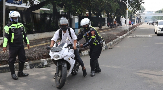 Polisi Jaring Pengendara Berknalpot Bising di Kawasan Monas