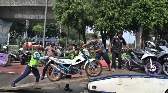 Polisi Jaring Pengendara Berknalpot Bising di Kawasan Monas