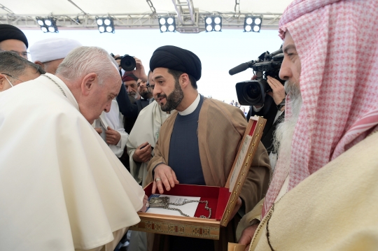 Keakraban Paus Fransiskus Bertemu dengan Tokoh Agama di Irak