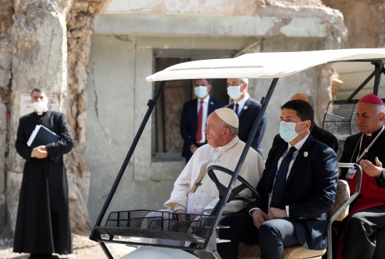 Naik Mobil Golf, Paus Fransiskus Meratapi Kondisi Gereja yang Hancur di Mosul