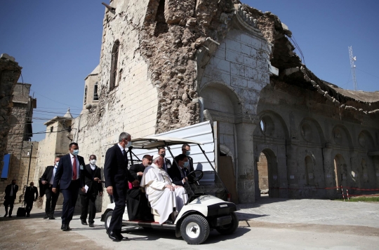 Naik Mobil Golf, Paus Fransiskus Meratapi Kondisi Gereja yang Hancur di Mosul