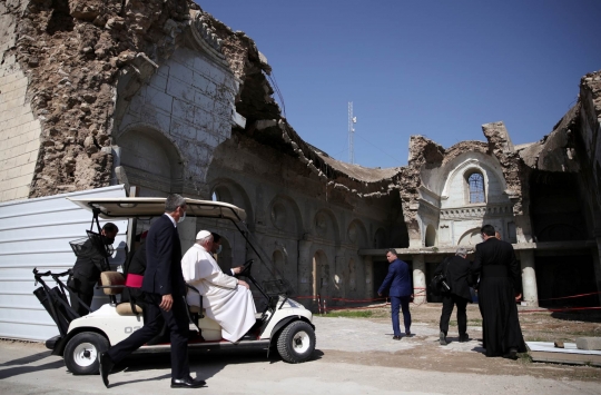 Naik Mobil Golf, Paus Fransiskus Meratapi Kondisi Gereja yang Hancur di Mosul