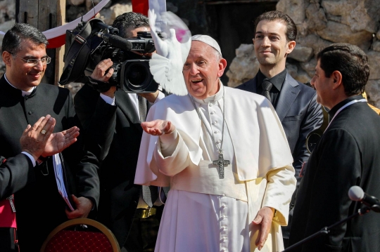Naik Mobil Golf, Paus Fransiskus Meratapi Kondisi Gereja yang Hancur di Mosul