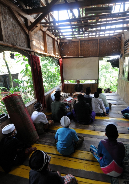 Semangat Santri di Tengah Keterbatasan