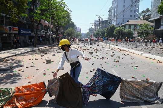 Halau Serangan Aparat, Demonstran Myanmar Bentangkan Kain Longyi