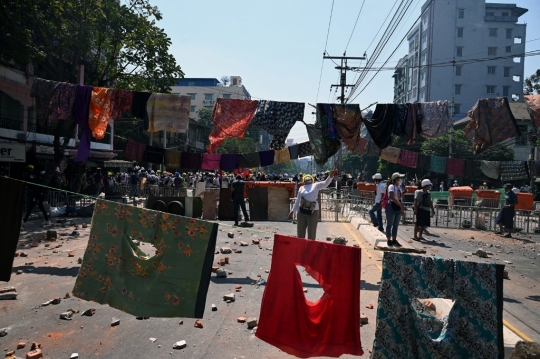 Halau Serangan Aparat, Demonstran Myanmar Bentangkan Kain Longyi