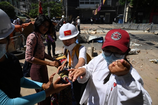 Halau Serangan Aparat, Demonstran Myanmar Bentangkan Kain Longyi