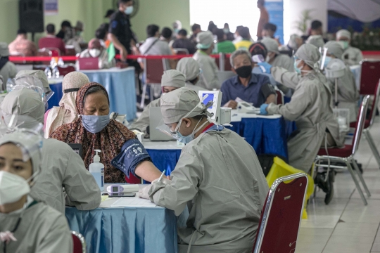 Ribuan Pedagang Disuntik Vaksin Covid-19 di Pasar Kramat Jati