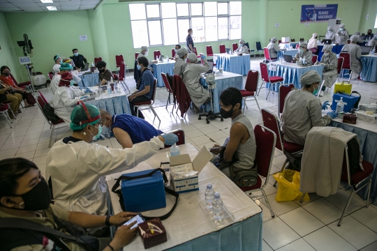 Ribuan Pedagang Disuntik Vaksin Covid-19 di Pasar Kramat Jati