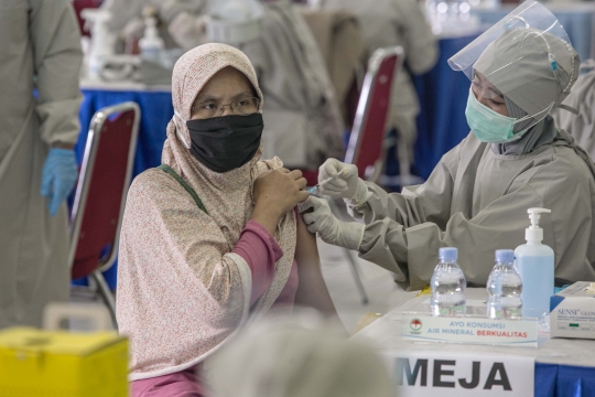 Ribuan Pedagang Disuntik Vaksin Covid-19 di Pasar Kramat Jati