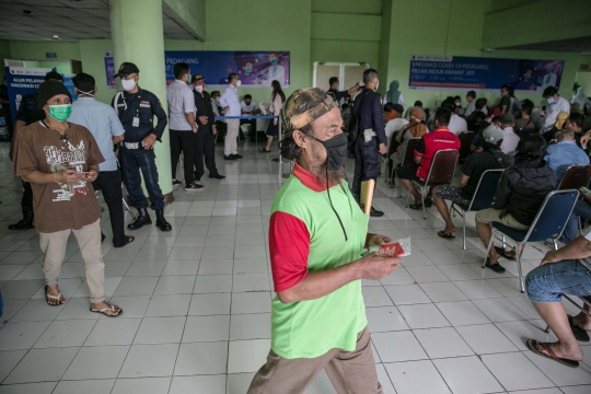 Ribuan Pedagang Disuntik Vaksin Covid-19 di Pasar Kramat Jati