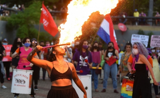 Aksi Menegangkan Wanita Chile dan Paraguay di Hari Perempuan Internasional