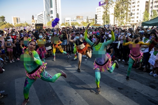 Aksi Menegangkan Wanita Chile dan Paraguay di Hari Perempuan Internasional