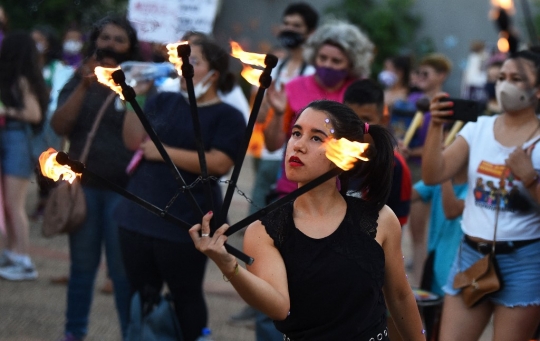 Aksi Menegangkan Wanita Chile dan Paraguay di Hari Perempuan Internasional