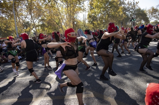 Aksi Menegangkan Wanita Chile dan Paraguay di Hari Perempuan Internasional