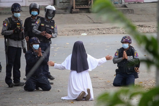 Momen Biarawati Myanmar Berlutut Minta Polisi Hentikan Kekerasan pada Demonstran