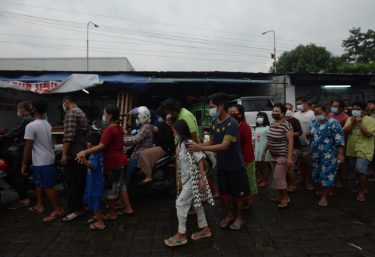 Pembagian 500 Porsi Makan Gratis Setiap Hari di Pospera