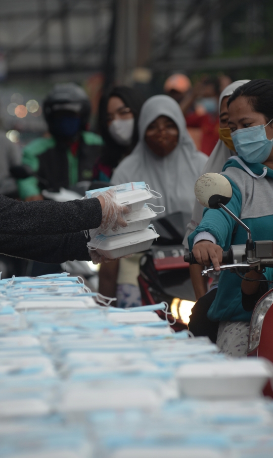 Pembagian 500 Porsi Makan Gratis Setiap Hari di Pospera