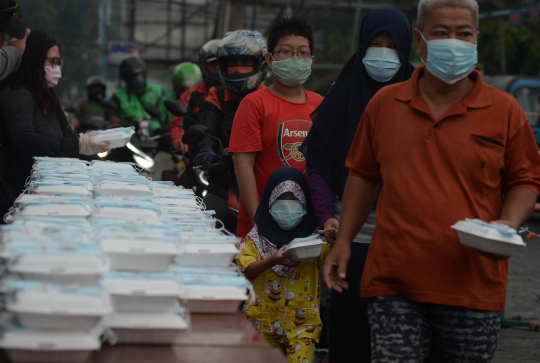 Pembagian 500 Porsi Makan Gratis Setiap Hari di Pospera