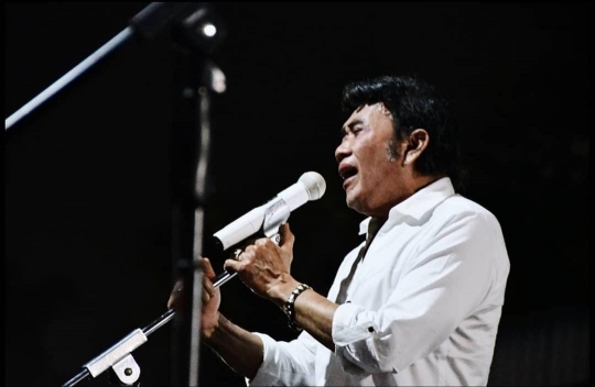 Aksi Rhoma Irama Tanpa Gitar Buntung di Atas Panggung