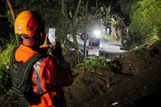 Momen Evakuasi Korban Kecelakaan Bus Pariwisata di Sumedang
