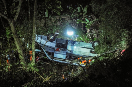 Momen Evakuasi Korban Kecelakaan Bus Pariwisata di Sumedang