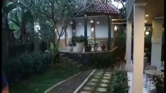 Jarang Tersorot, Ini 5 Potret Rumah Jamal Mirdad yang Super Cozy Bergaya ala Vila