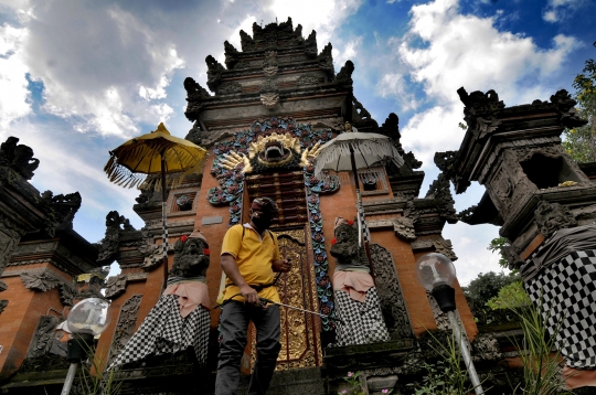 Kesibukan Umat Hindu Dharma Jelang Perayaan Nyepi