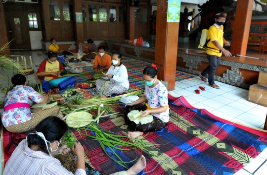 Kesibukan Umat Hindu Dharma Jelang Perayaan Nyepi