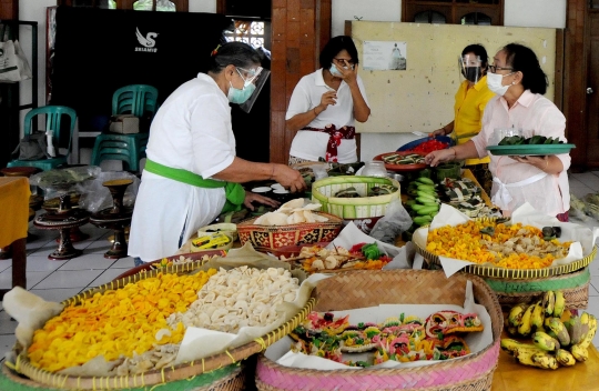 Kesibukan Umat Hindu Dharma Jelang Perayaan Nyepi