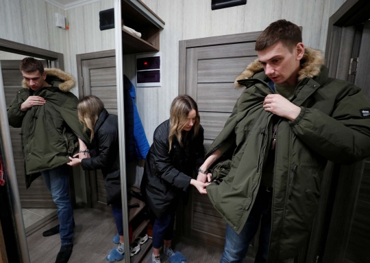 Kisah Pasangan di Ukraina Borgol Tangan Agar Terus Bersama