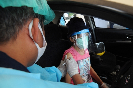 5.000 Warga Disuntik Vaksin Covid-19 Secara Drive Thru di Tangsel