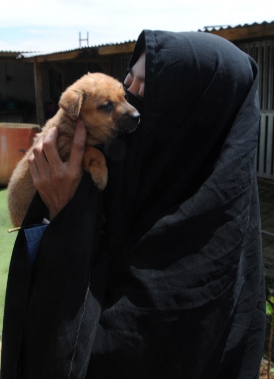 Kisah Wanita Bercadar Jadi Pecinta Anjing di Bogor