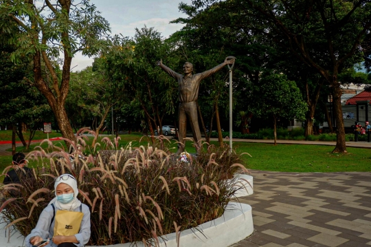 Penampakan Patung Kosmonot Yuri Gagarin di Taman Mataram Kebayoran