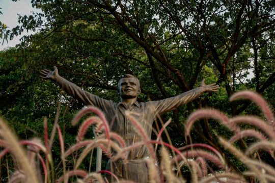 Penampakan Patung Kosmonot Yuri Gagarin di Taman Mataram Kebayoran